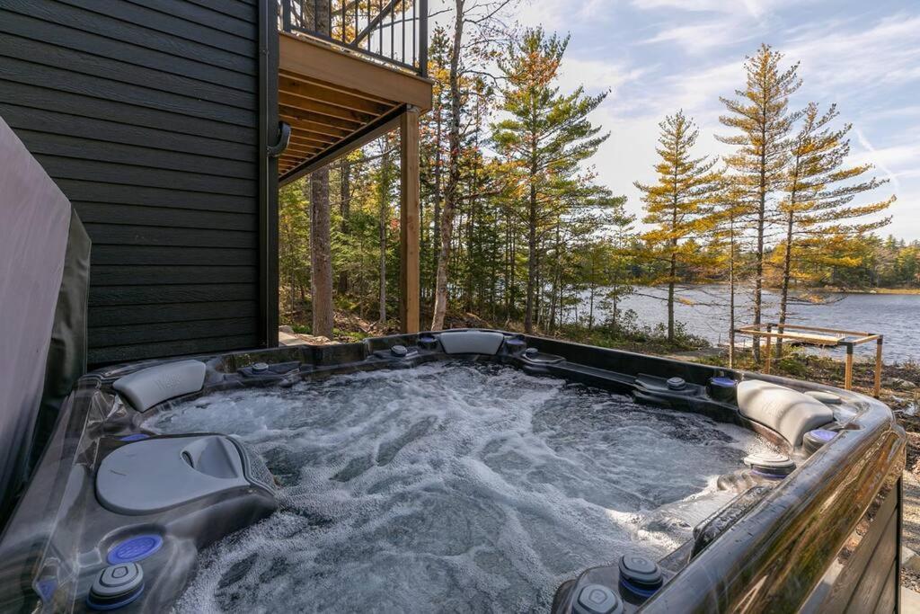 Numinous Cottage Long Lake Oasis Centre Rawdon エクステリア 写真