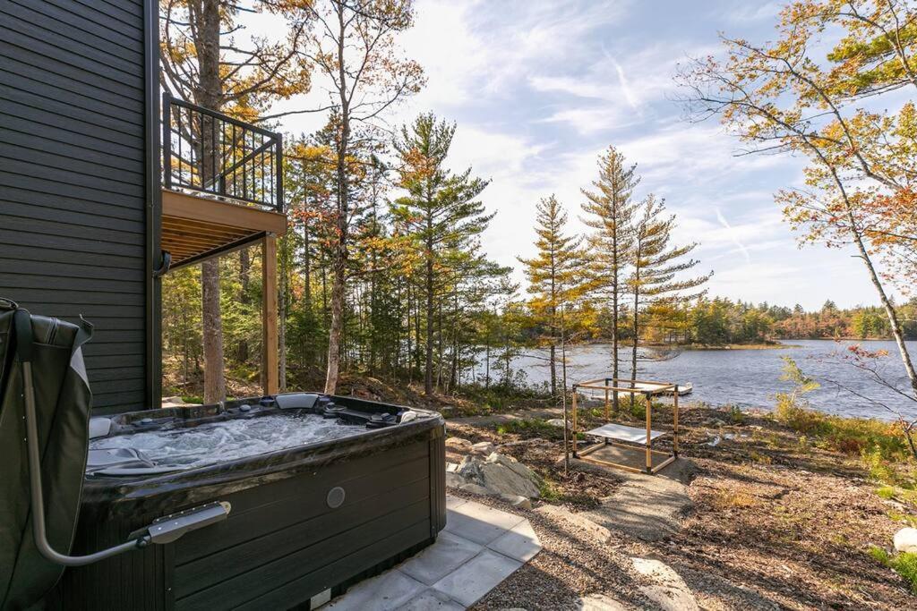 Numinous Cottage Long Lake Oasis Centre Rawdon エクステリア 写真